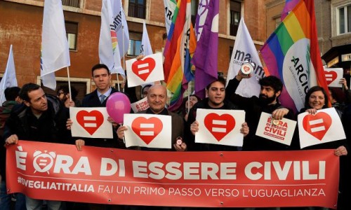Unioni civili, l’appello di Arcigay: “Il Parlamento non umili ancora gay e lesbiche”